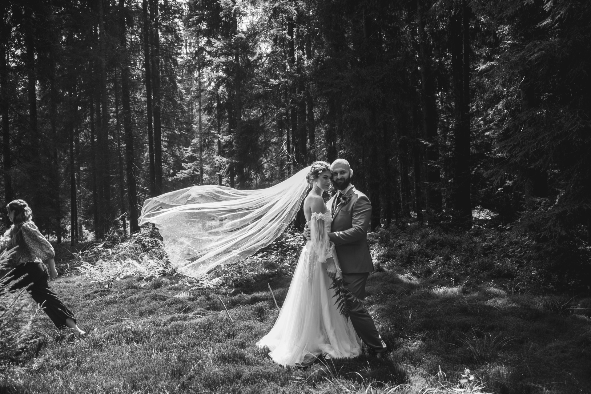 Toto sú pecky, nie tie strojené portrétové fotografie, ktorými sa všetci prezentujeme. Takéto ja milujem. Také emotívne naktorých sa budeme smiať do konca života. Vďaka @kupkis si najlepšia asistentka ever #fujifilm #svadba #laskavlese